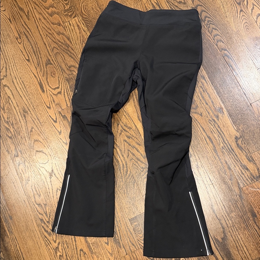 Black Athletic Leggings with Subtle Interior Logo